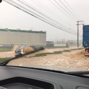 Chuva volumosa causa pontos de alagamento em Joinville e região; veja alertas da Defesa Civil