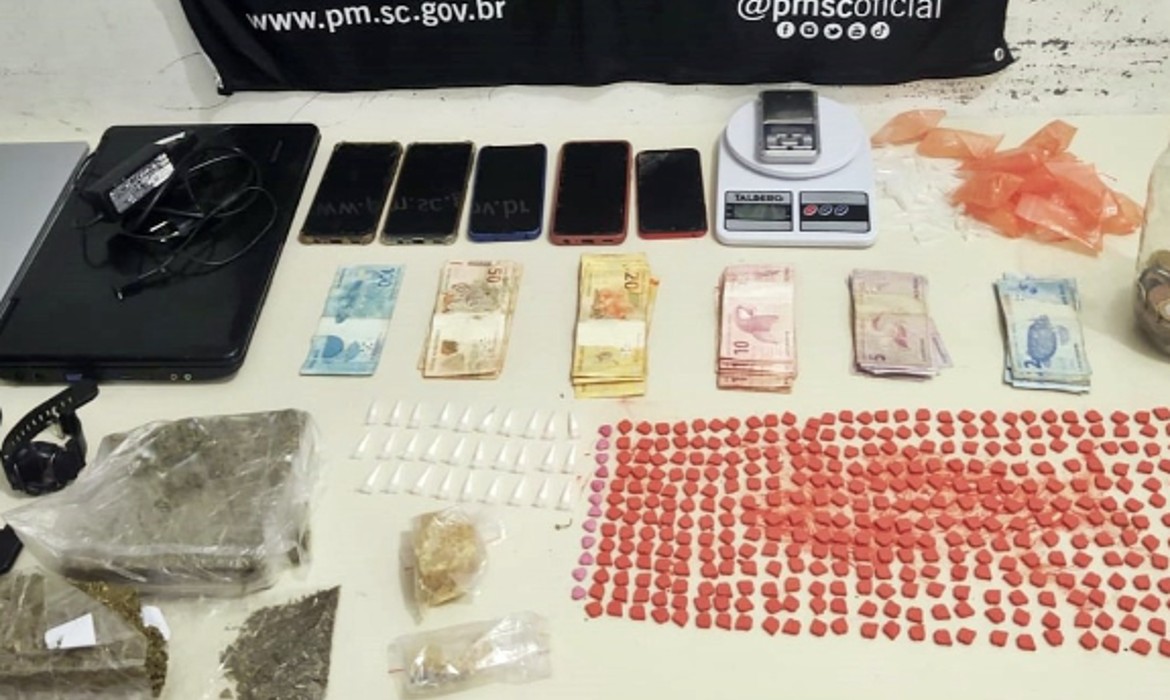 Polícia Militar realiza operação contra tráfico de drogas em Araquari