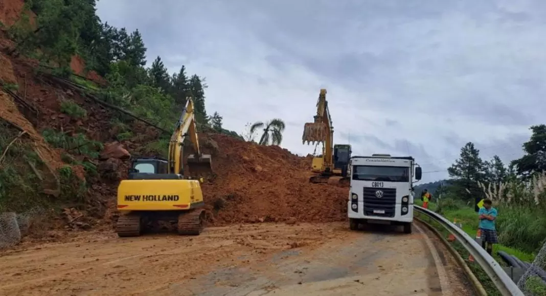 BR-280 em Corupá permanece interditada após deslizamento de terra