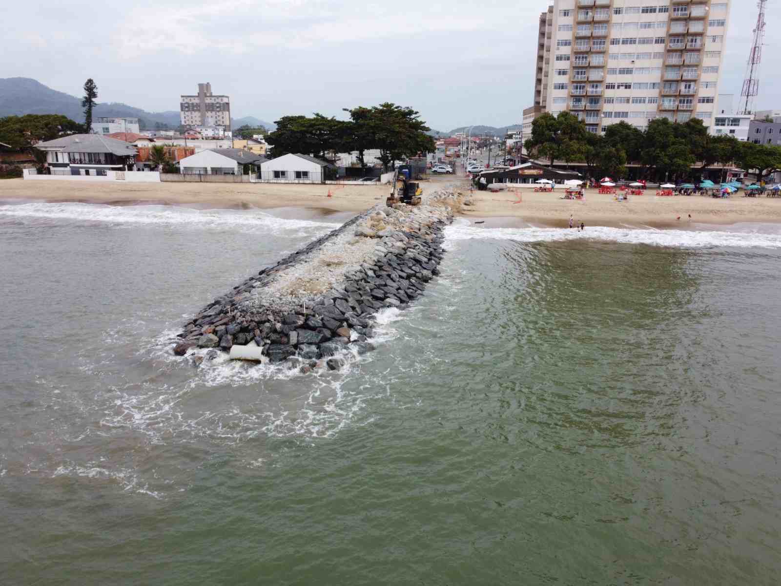 Construção do novo molhe de Balneário Piçarras chega na etapa final