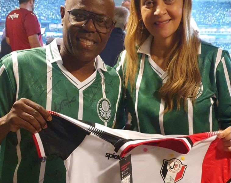 Homenageado pelo Palmeiras, técnico do JEC entrega camisa do tricolor para Leila Pereira