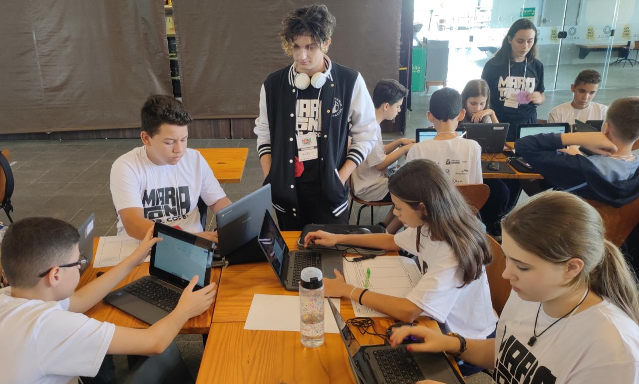 Alunos de Escolas Municipais de Joinville desenvolvem soluções sobre cidades inteligentes em maratona de programação