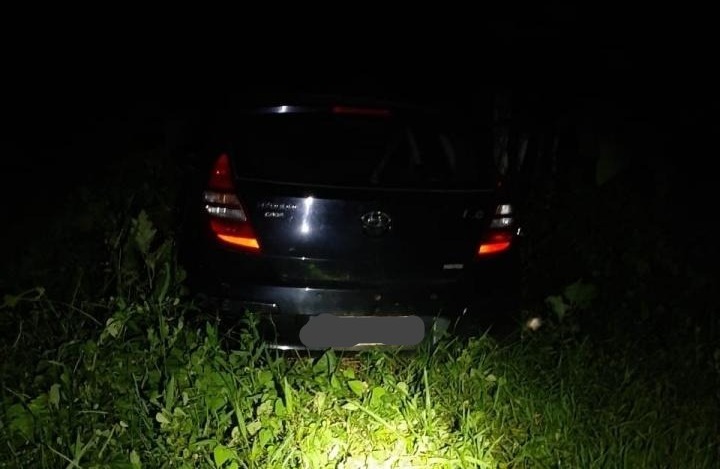 Veículo furtado é encontrado com placas adulteradas em área de mata em Joinville